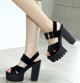 Sandalen mit überkreuzten Riemen und quadratischem Absatz